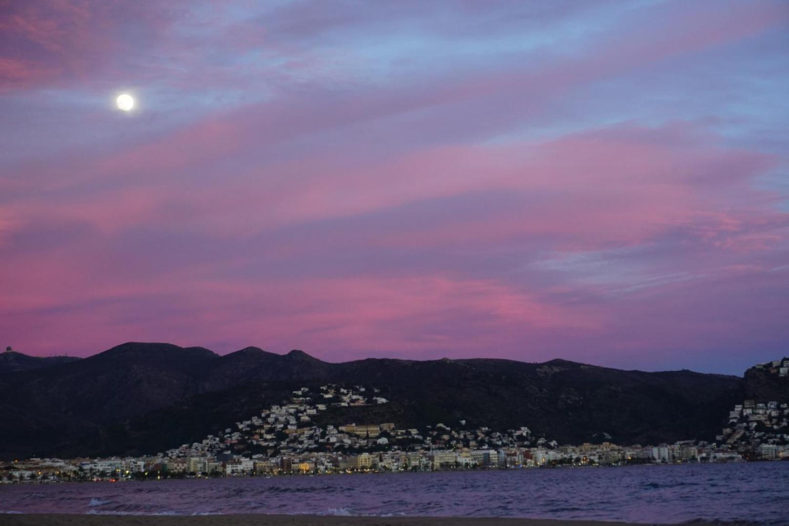 Roses Confort Beach Ev Milleni ภายนอก รูปภาพ